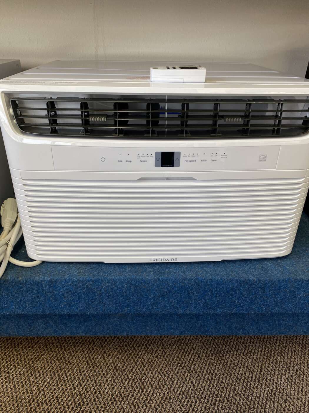 Reconditioned FRIGIDAIRE 12,000 BTU Cool, 10,600 BTU Heat, 230 Volt Sleeve-Type Air-Conditioner With Remote Control – White