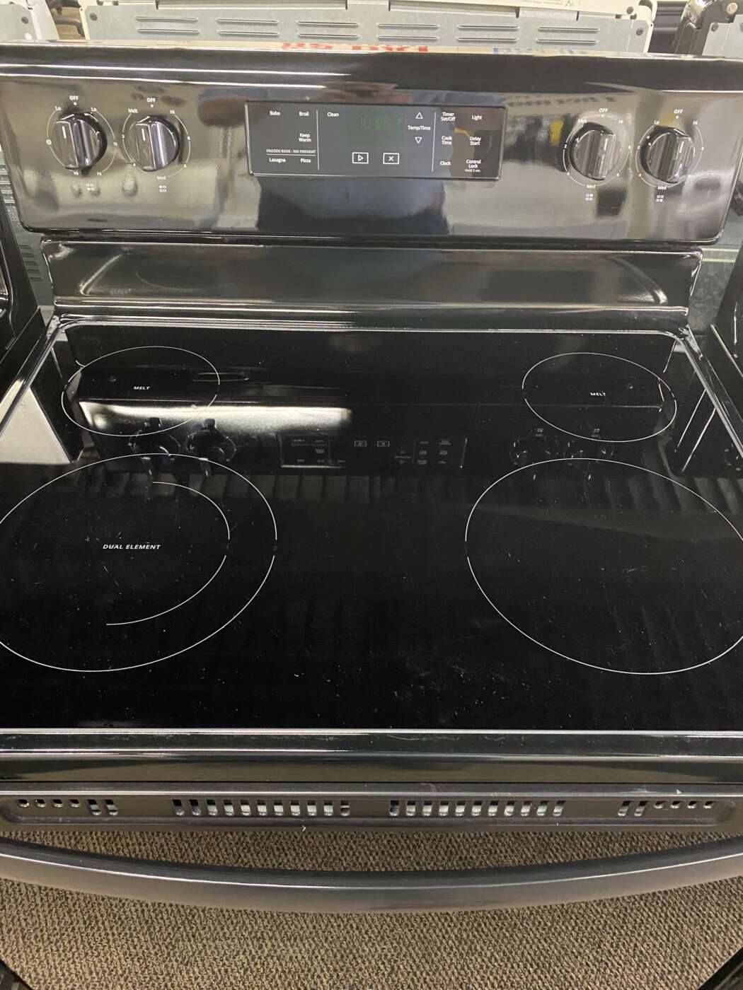 Reconditioned WHIRLPOOL SelfClean Oven Electric Range Black Howie