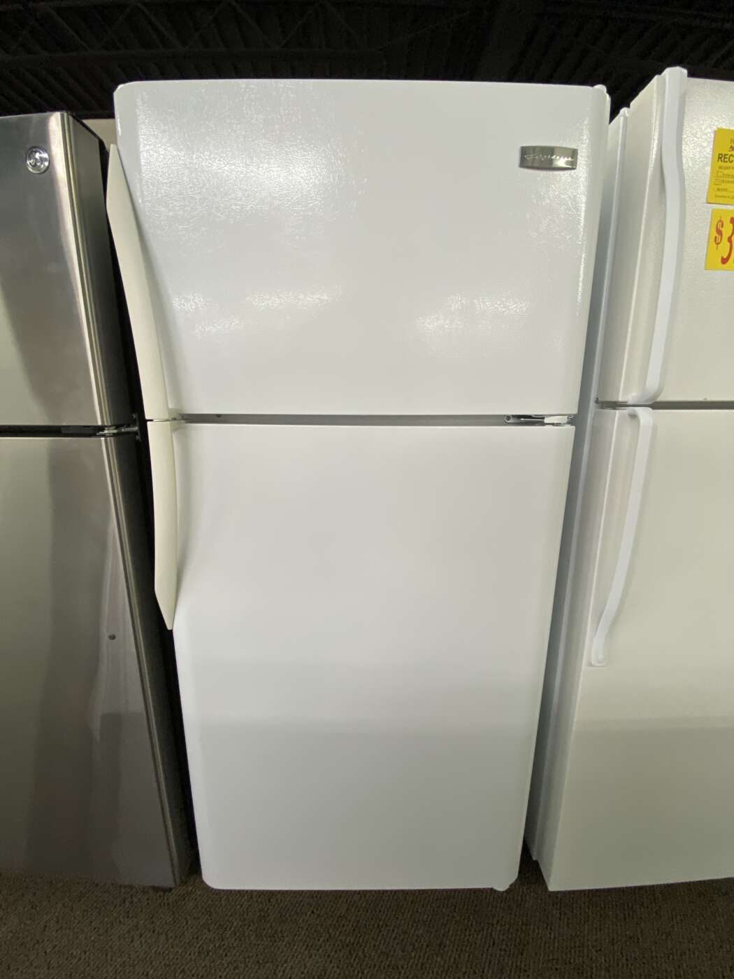 Reconditioned FRIGIDAIRE 18 Cu. Ft. TopFreezer Refrigerator White
