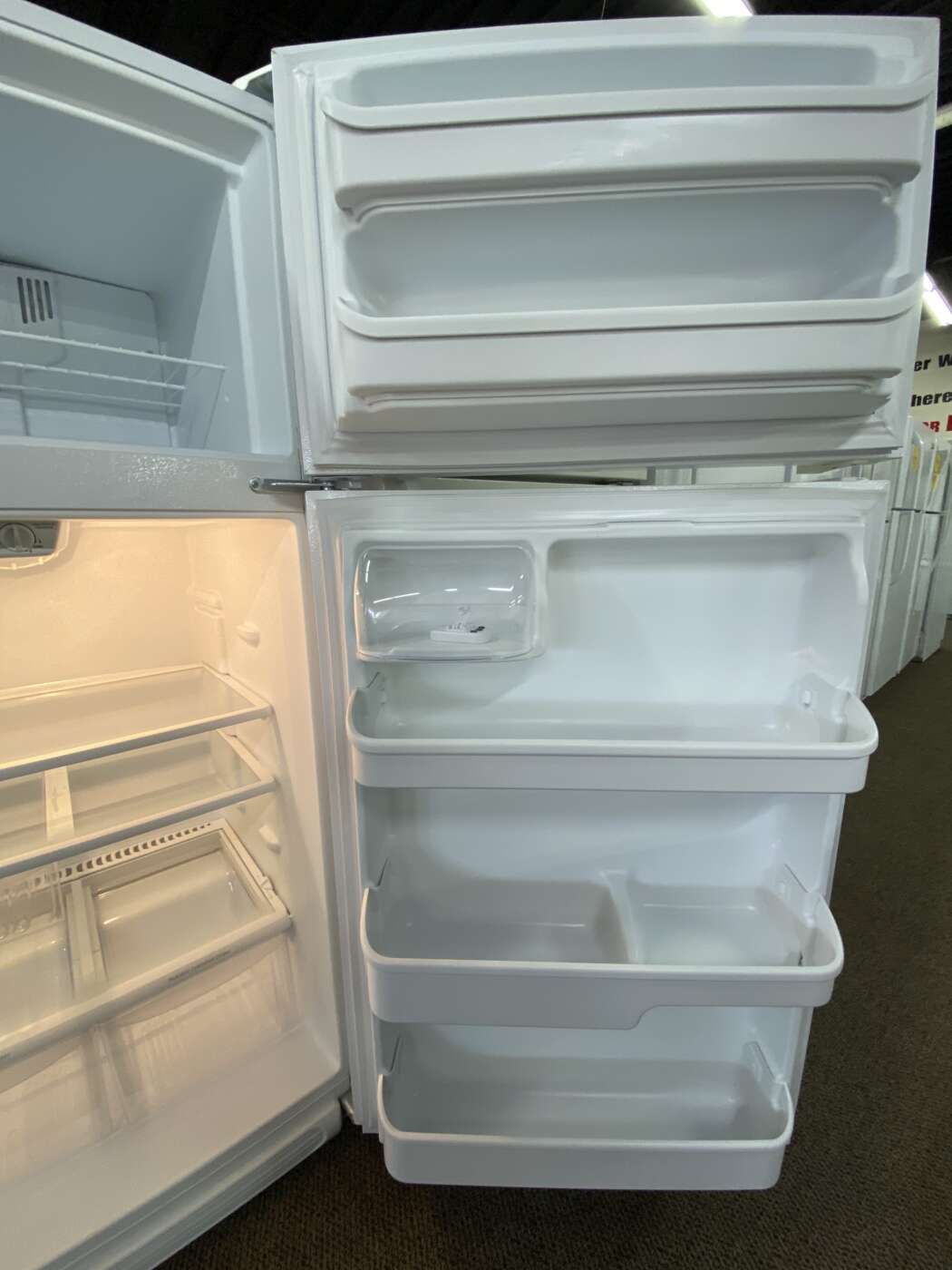 Reconditioned FRIGIDAIRE 18 Cu. Ft. TopFreezer Refrigerator White