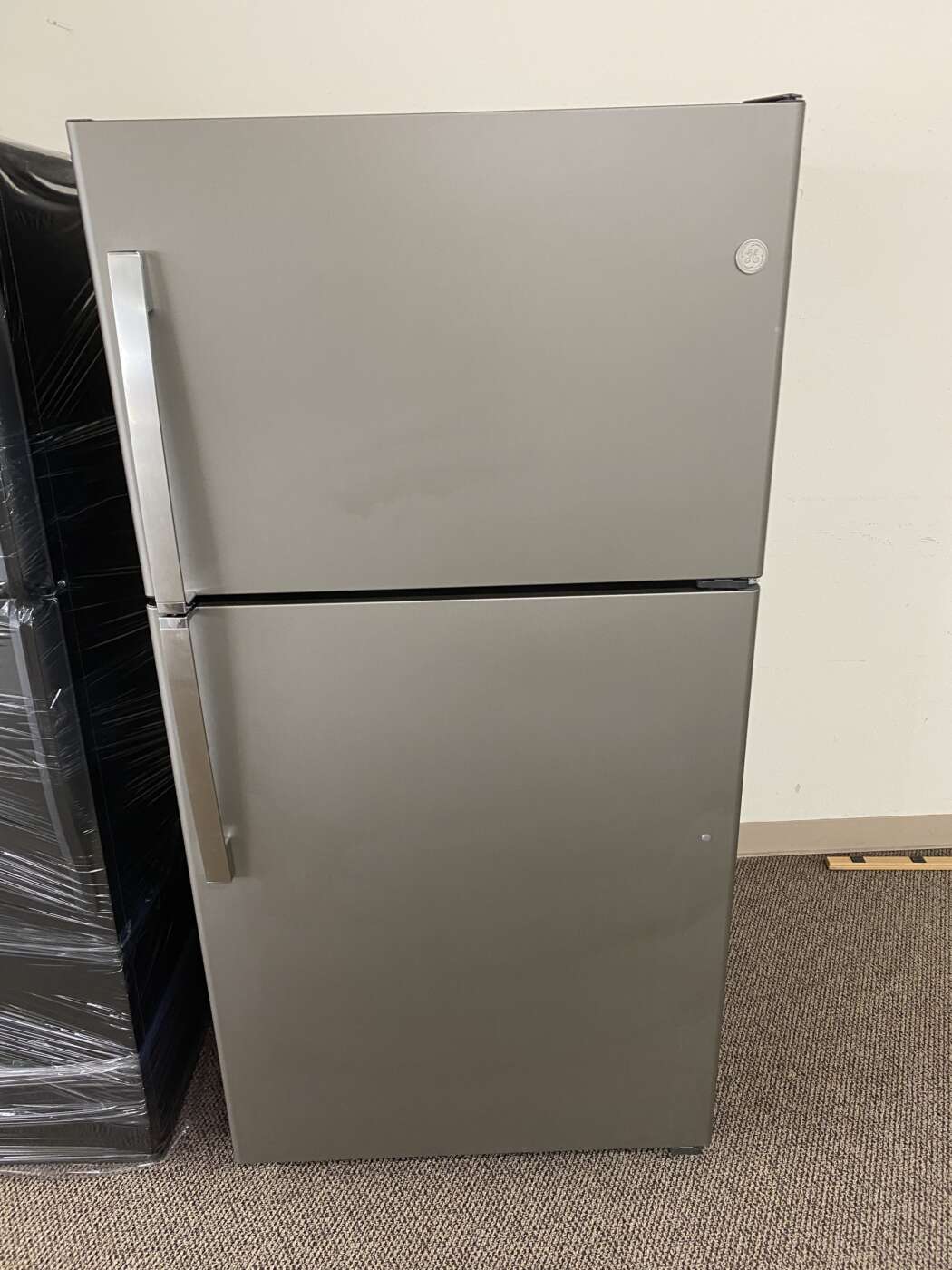 Reconditioned GE 21.9 cu. ft. Top Freezer Refrigerator (Slate)