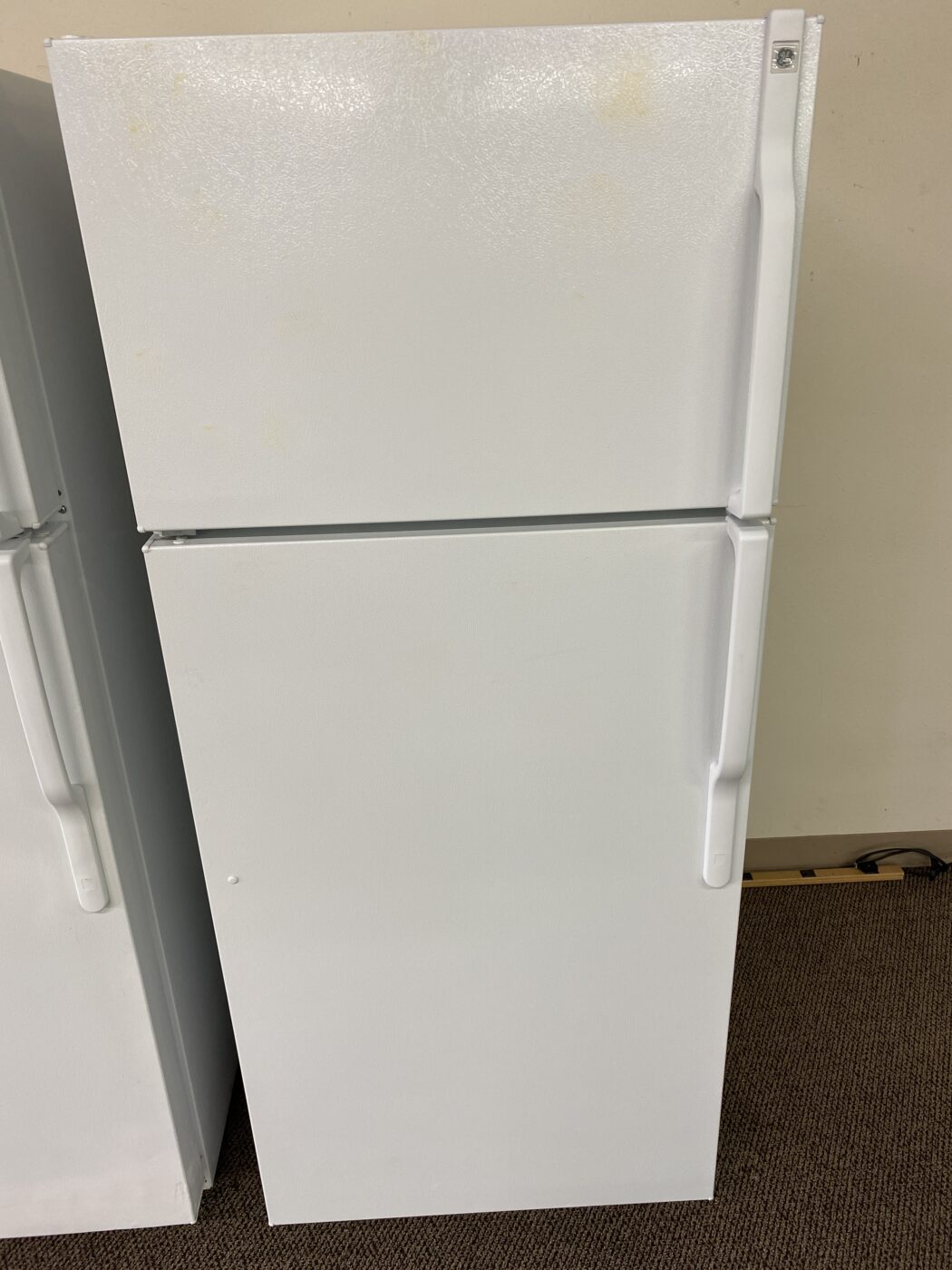 Reconditioned GE 18.2 cu. ft. Top Freezer Refrigerator (White)