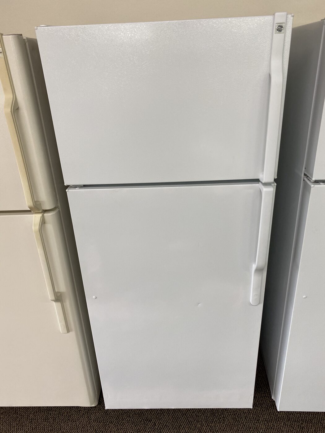Reconditioned GE 18.2 cu. ft. Top Freezer Refrigerator (White)