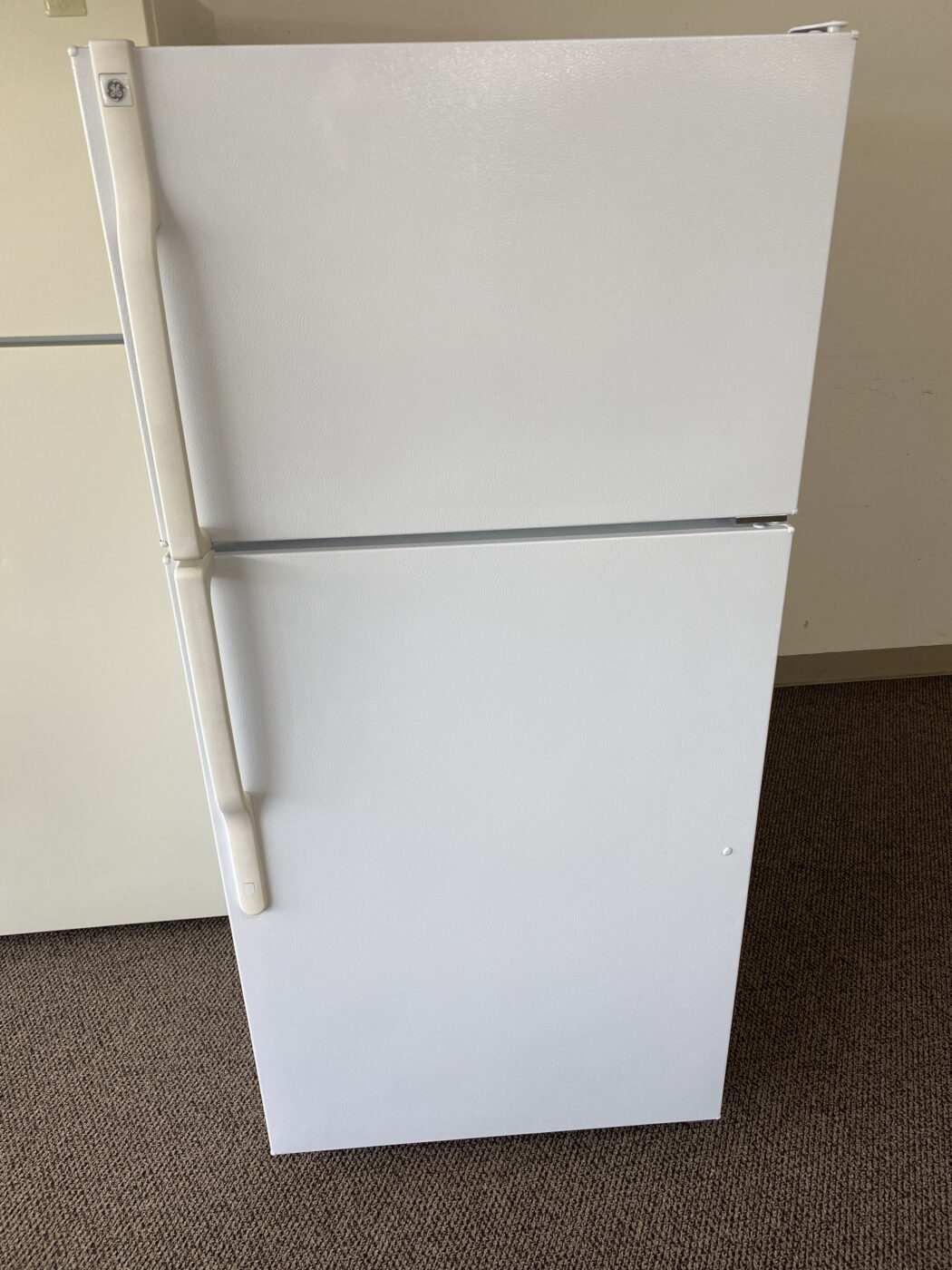 Reconditioned GE 14.4 cu. ft. Top Freezer Refrigerator (White)