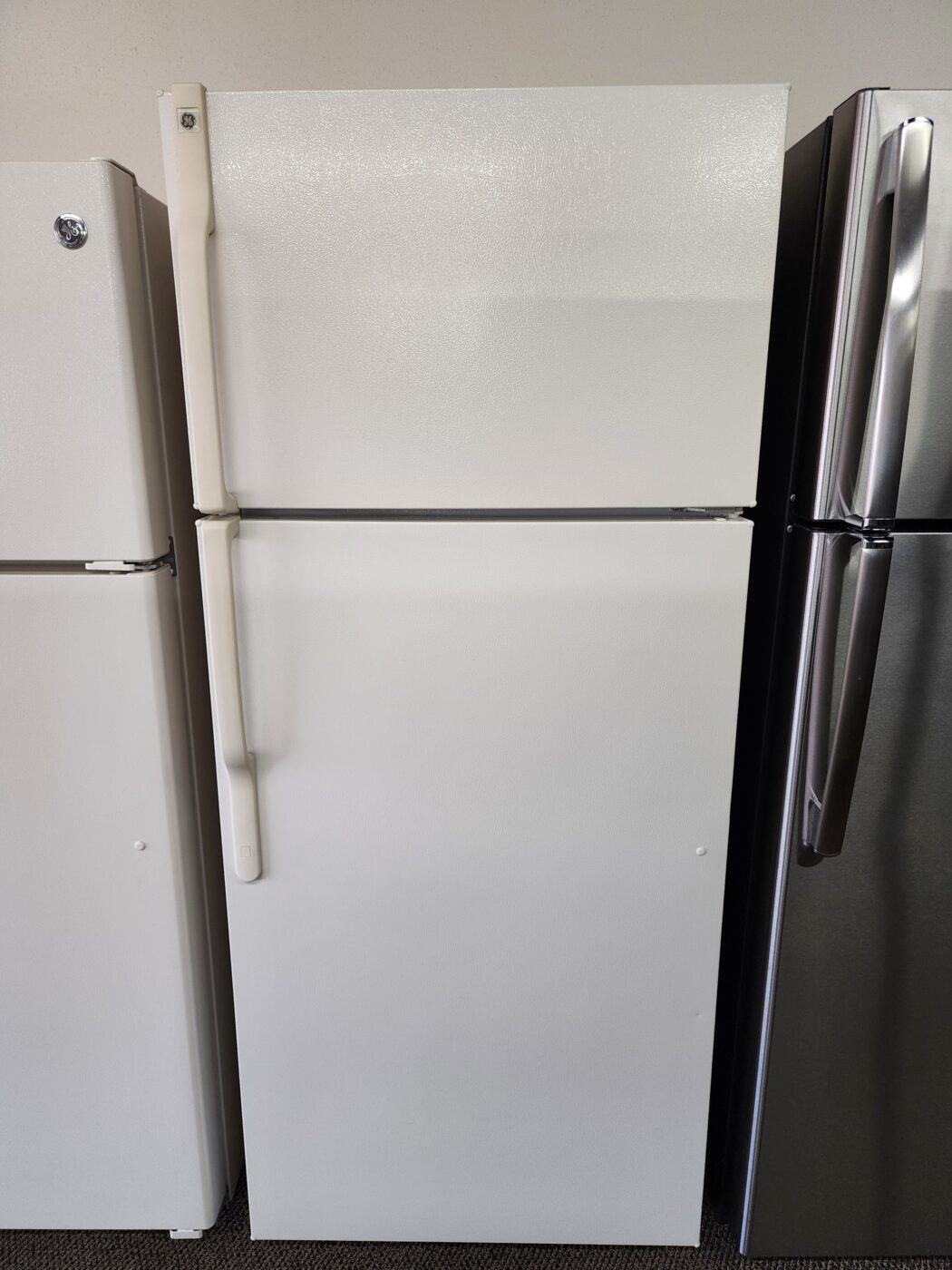 Reconditioned GE 18 cu. ft. Top-mount Refrigerator (Bisque)