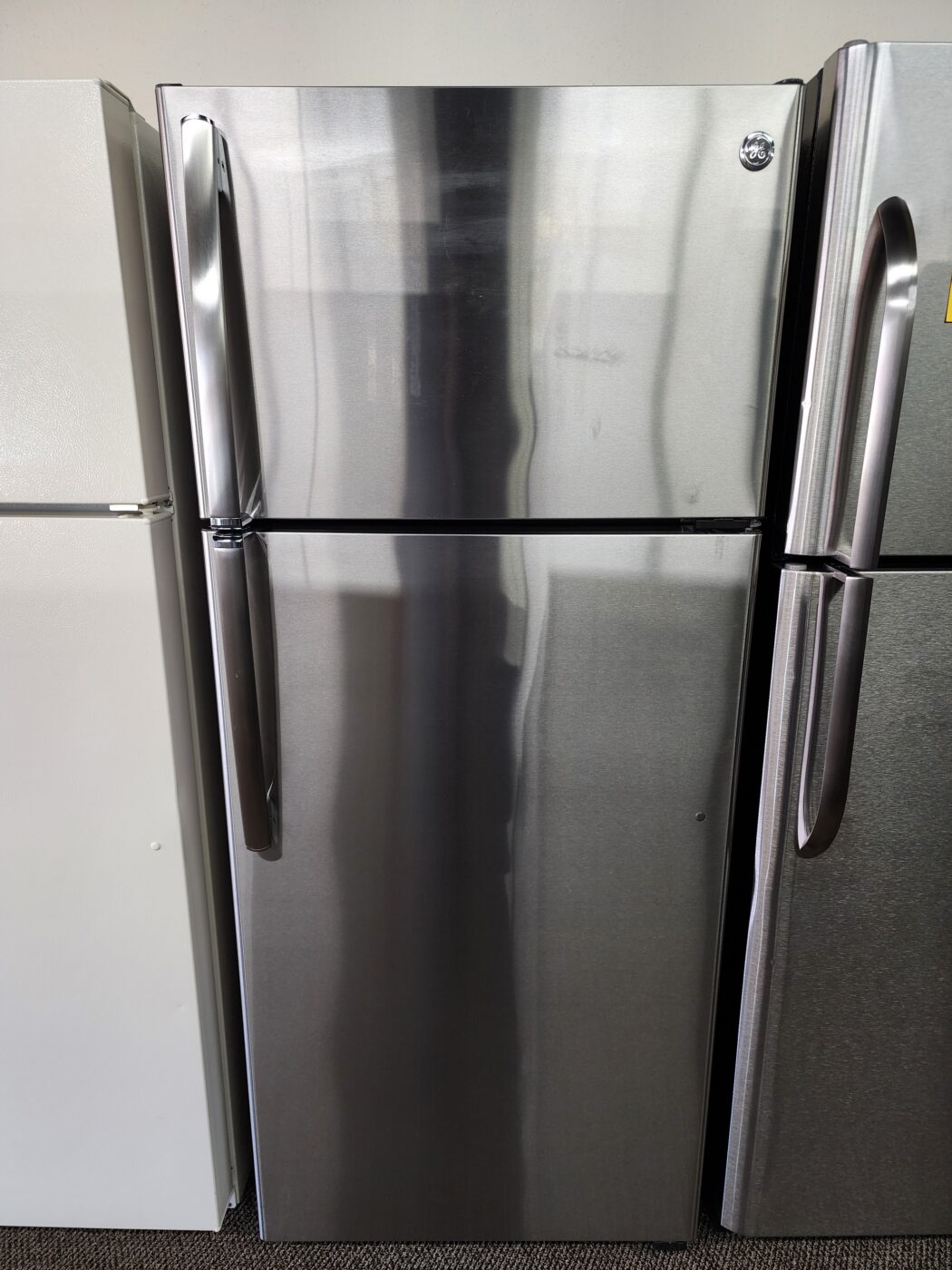 Reconditioned GE 17.5 cu. ft. Top-mount Refrigerator (Stainless Steel)