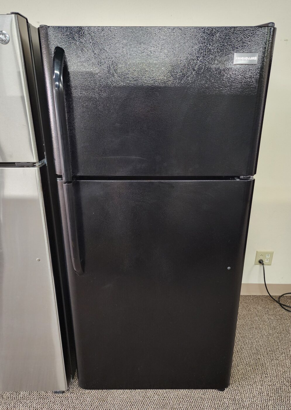 Reconditioned Frigidaire 18 cu. ft. Top-mount Refrigerator (Black)